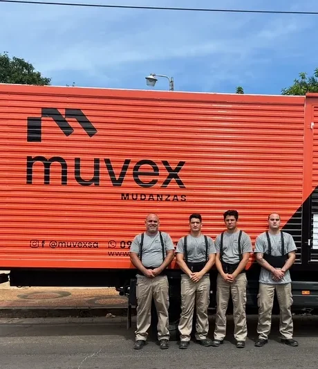 Equipo Muvex junto al camión de mudanzas en Asunción, Paraguay