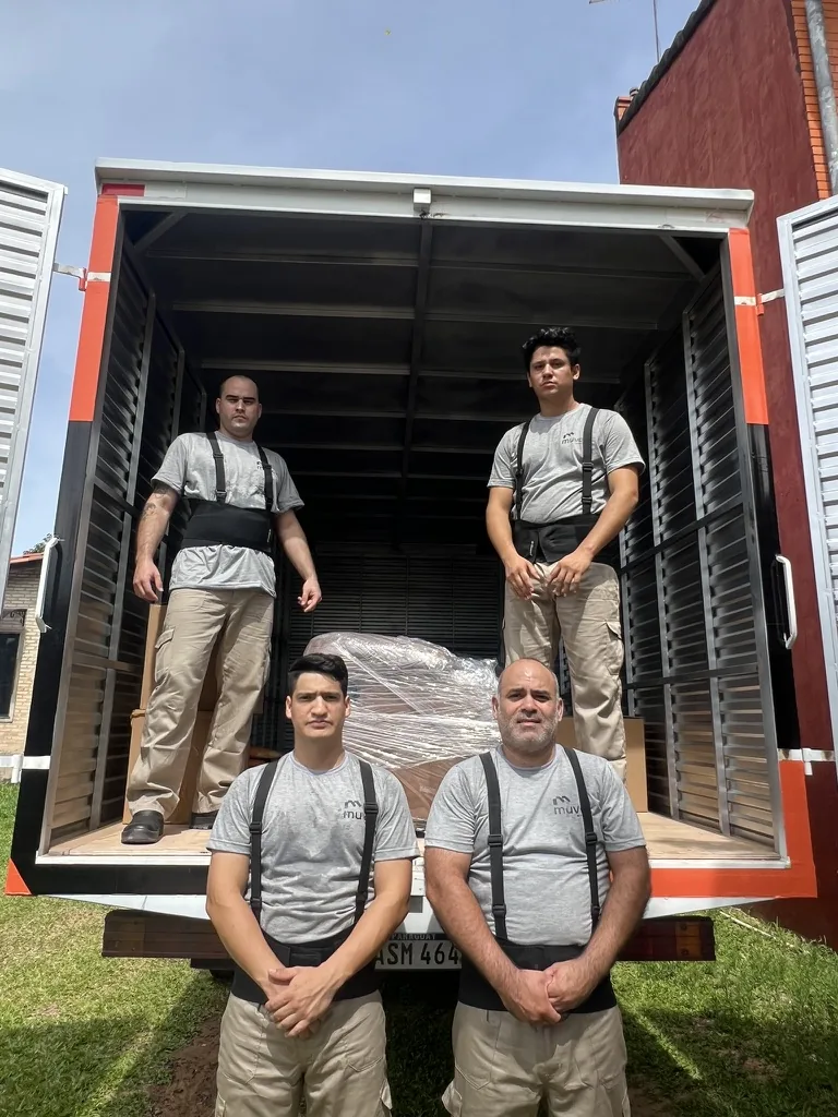 Equipo Muvex listo en el furgón de mudanza