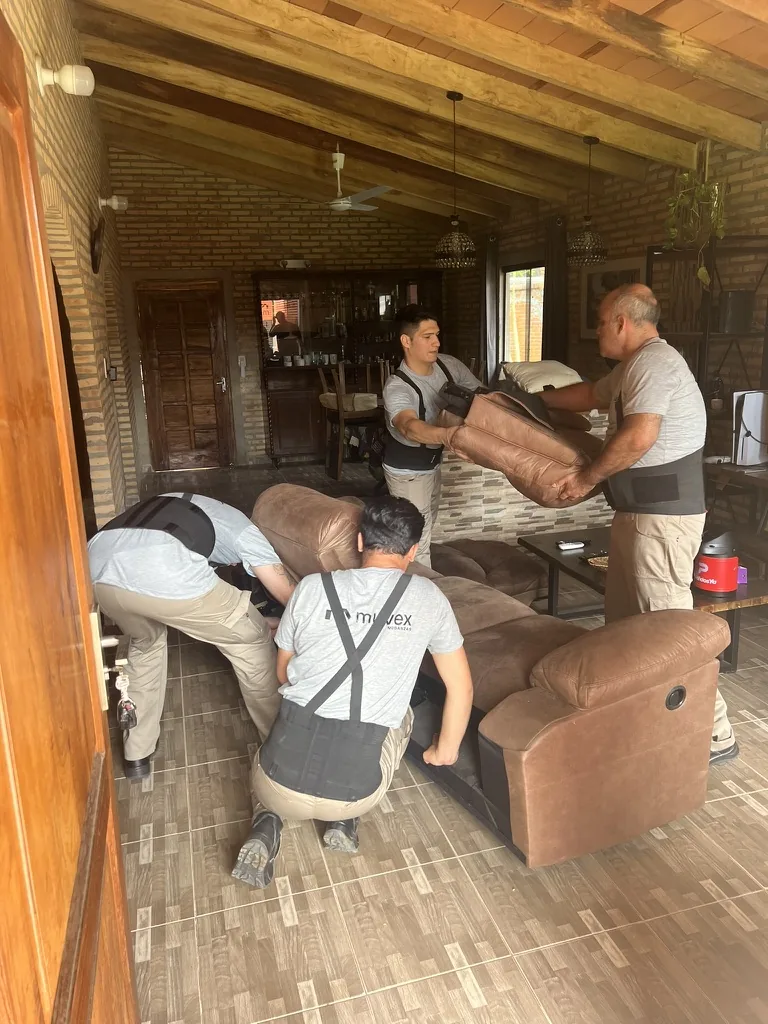 Maniobra especializada de muebles por el equipo Muvex